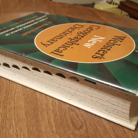 1977 WEBSTER'S NEW GEOGRAPHICAL DICTIONARY EUC - Picture 5 of 12